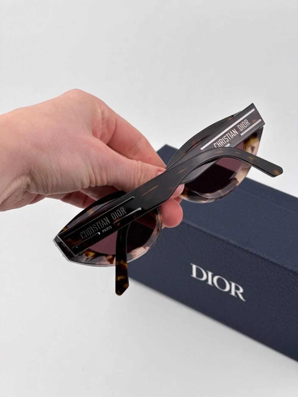 Dior DIORSIGNATURE B5I Sunglasses – Havana Oval with Bordeaux Lenses (25D0) - Picture 2 of 11